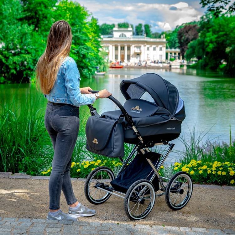 czarny wózek lonex king na spacerze w parku z mamą i dzieckiem, blog dadi-shop 